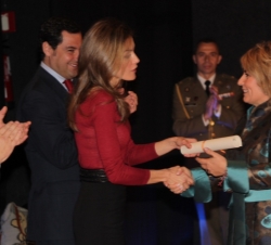 La Princesa de Asturias entrega la Mención Honorífica, en su modalidad colectiva, a la copresidenta de la Escuela Cultura de Paz, Trinidad María Loren