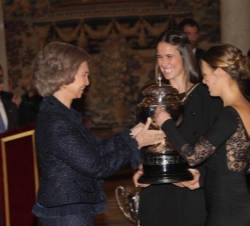 La Reina entrega el Premio Reina Sofía a las regatistas Tara Pacheco y Berta Betanzos