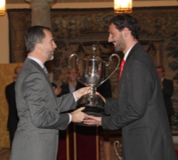 El Príncipe entrega el Premio Don Felipe a Jorge Garbajosa, que lo recoge en nombre de Juan Carlos Navarro, jugador de baloncesto del F.C. Barcelona 