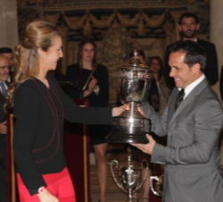 Doña Elena entrega el Premio Infanta de España S.A.R. Doña Elena Segi Barjuan, entrenador del equipo de fútbol R.C. Recreativo de Huelva