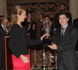 Doña Elena entrega el Premio Infanta de España S.A.R. Doña Cristina al piloto de motociclismo Maverick Viñales