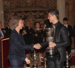 Su Majestad la Reina entrega el Trofeo Comunidad Iberoamericana a Cristiano Ronaldo do Santos Aveiro, jugador de fútbol del Real Madrid C.F.
