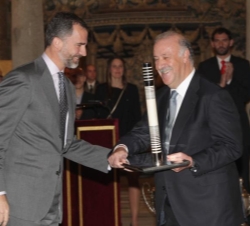 Don Felipe entrega el Premio Olimpia a Vicente del Bosque, Seleccionador Nacional de Fútbol