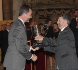Don Felipe entrega el Premio Consejo Superior de Deportes a Ignacio García Palacios, alcalde de Navia (Asturias)