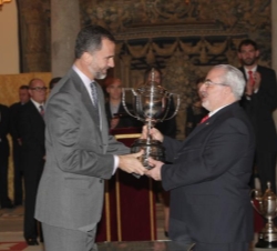 El Príncipe entrega el Trofeo Joaquín Blume a José Luis Mendoza Pérez, presidente de la Universidad Católica San Antonio de Murcia