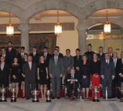 Su Majestad la Reina, Sus Altezas Reales los Príncipes de Asturias y Su Alteza Real la Infanta Doña Elena acompañados por los premiados