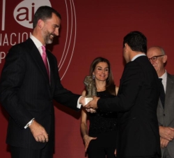 Don Felipe entrega a Alejandro Díaz González el Premio Nacional Joven Empresario, en presencia de Doña Letizia