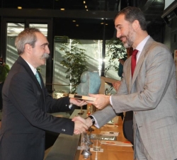 Don Felipe hace entrega a Juan Antonio Zufiría del Premio en su categoría "Voluntariado Corporativo"