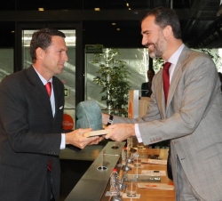 Don Felipe hace entrega a Fernando Bolivar Almela del galardón en su categoría "PYME Solidaria"