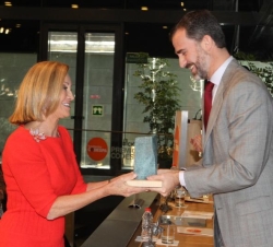 Don Felipe entrega a Helena Revoredo Delvecchio el Premio en su categoría "Empresa Solidaria"