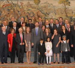 Sus Altezas Reales los Príncipes de Asturias con la representación de Mensajeros de la Paz