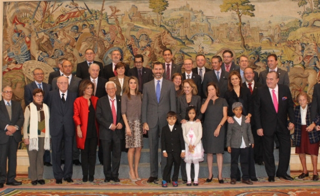 Sus Altezas Reales los Príncipes de Asturias con la representación de Mensajeros de la Paz