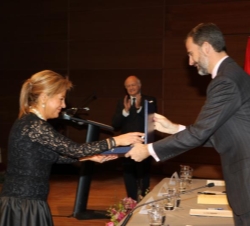 El Príncipe entrega el premio concedido a la ciudad de Zamora a su alcaldesa, Rosa Valdeón