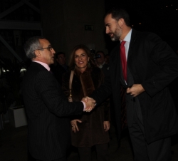 El Príncipe de Asturias recibe el saludo del presidente del Comité Olímpico Español, Alejandro Blanco, en presencia de la alcaldesa de Madrid, Ana Bot