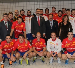 El Príncipe de Asturias junto a los integrantes del equipo Nacional Español