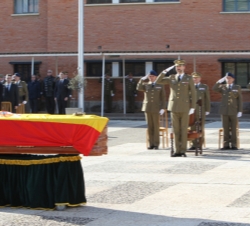 El Felipe de Asturias saluda a los restos del militar fallecido en Afganistán
