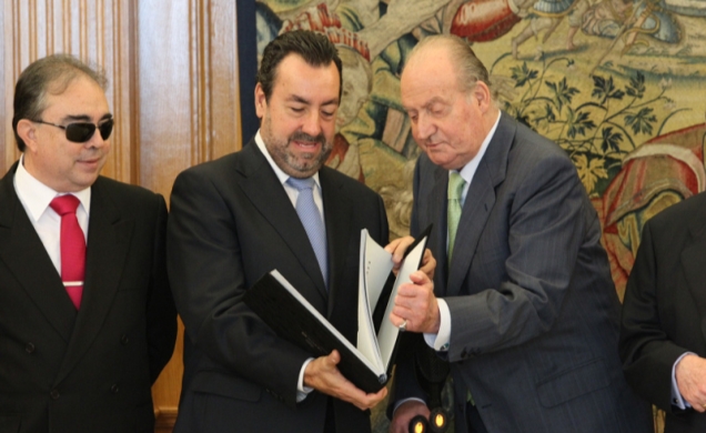 Su Majestad el Rey recibe de manos del presidente de la ONCE, Miguel Carballeda Piñeiro, el libro conmemorativo "ONCE. Aniversarios de ilusión"