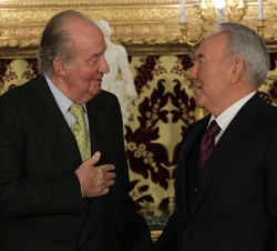 Don Juan Carlos conversa con el Presidente de Kazajstán, Nursultán Nazarbayev