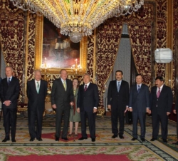Don Juan Carlos y el Presidente Nazarbayev, acompañados por las respectivas delegaciones