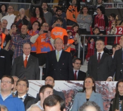 Don Juan Carlos, junto al resto de autoridades, en el palco presidencial