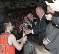 Don Juan Carlos entrega el trofeo de subcampeón al capitán del Valencia Basket, Rafa Martínez
