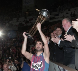 El capitán del FC Barcelona Regal, Juan Carlos Navarro, alza la Copa de S.M. el Rey de Baloncesto tras recibirla de manos de Su Majestad el Rey