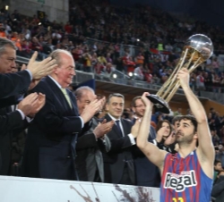 Su Majestad el Rey hizo entrega a Juan Carlos Navarro del trofeo que acredita como ganador de la Copa de S.M. el Rey, en su edición de 2013, al Barcel