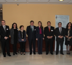 La Princesa de Asturias junto al presidente del Real Colegio de Farmacéuticos de Sevilla, Manuel Pérez, el presidente de FEDER, Juan Carrión, la deleg