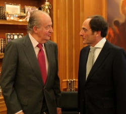 Don Juan Carlos conversa con el ministro de Asuntos Exteriores portugués 