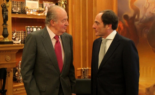 Don Juan Carlos conversa con el ministro de Asuntos Exteriores portugués 