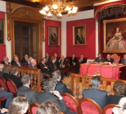 Vista general del salón de actos de la Real Academia de Ciencias Morales y Políticas durante el acto homenaje