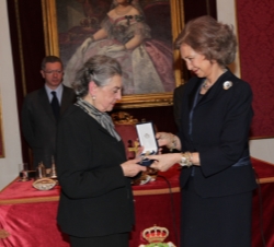 Doña Sofía entrega la medalla académica a la viuda del profesor Carrillo Salcedo, Matilde Donaire