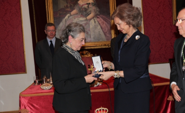 Doña Sofía entrega la medalla académica a la viuda del profesor Carrillo Salcedo, Matilde Donaire