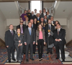 Fotografía de grupo de la Princesa con los premiados y las autoridades asistentes