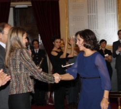 Doña Letizia entrega a Isabel Gemio el Premio a la Embajadora de las Enfermedades Raras