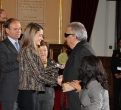 Doña Letizia entrega a Nicolás Beltrán el Premio a Toda una Vida por las Enfermedades Raras