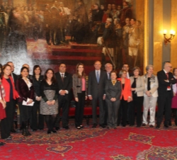 Fotografía de grupo de la Princesa de Asturias y las autoridades asistentes con los responsables de FEDER