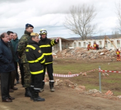 Su Alteza Real el Príncipe de Asturias durante el rescate de personas en unas viviendas derruidas
