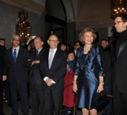 Doña Sofía, con el ministro de Hacienda y Administraciones Públicas, el presidente del Patronato de la Fundación del Teatro Real, el director de la Co