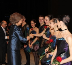Doña Sofía saluda a los bailarines una vez finalizada la función