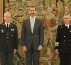 Don Felipe junto al General Knud Bartels, Presidente del Comité Militar de la OTAN y al Jefe del Estado Mayor de la Defensa, el Almirante General Fern