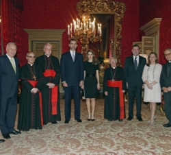 Los Príncipes acompañados por el presidente del Gobierno y su esposa, y el resto de autoridades en la recepción ofrecida en la Embajada de España en R