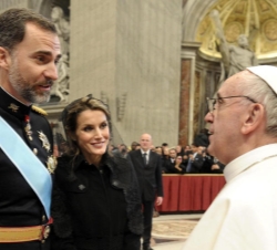 Sus Altezas Reales los Príncipes de Asturias conversan con Su Santidad el Papa Francisco