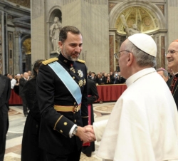 Don Felipe saluda a Su Santidad el Papa Francisco
