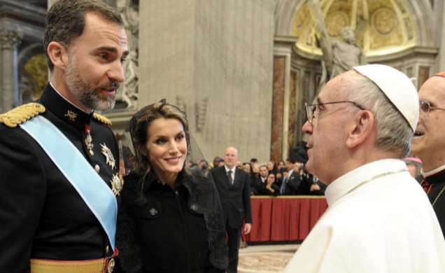Sus Altezas Reales los Príncipes de Asturias conversan con Su Santidad el Papa Francisco