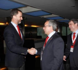 El Príncipe saluda al presidente del Comité Olímpico Español, Alejandro Blanco, a su llegada al acto de clausura