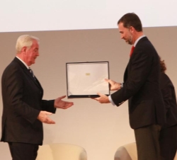 Su Alteza Real el Príncipe de Asturias hace entrega de una placa al presidente de la Comisión de Evaluación del COI, Sir Craig Reedie 