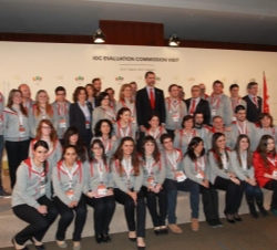 El Príncipe con un grupo de voluntarios de la Candidatura Olímpica Madrid 2020