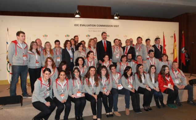 El Príncipe con un grupo de voluntarios de la Candidatura Olímpica Madrid 2020