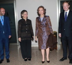 Su Majestad la Reina, acompañada por Su Alteza Real la Princesa Doña Irene, junto al director general del INAEM, Miguel Ángel Recio, y el director téc